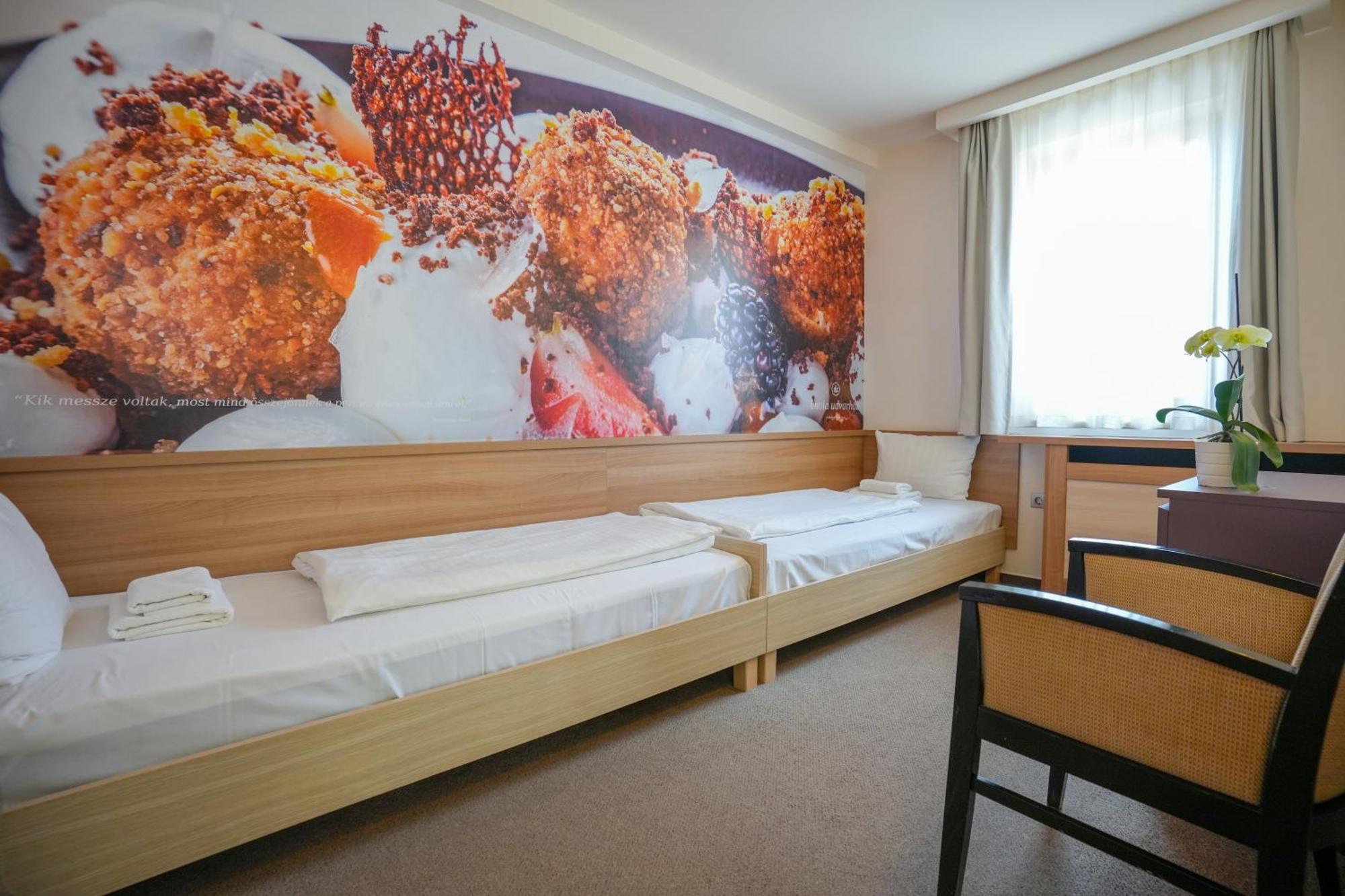 Imola Udvarhaz Dessert Hotel Eger Bagian luar foto
