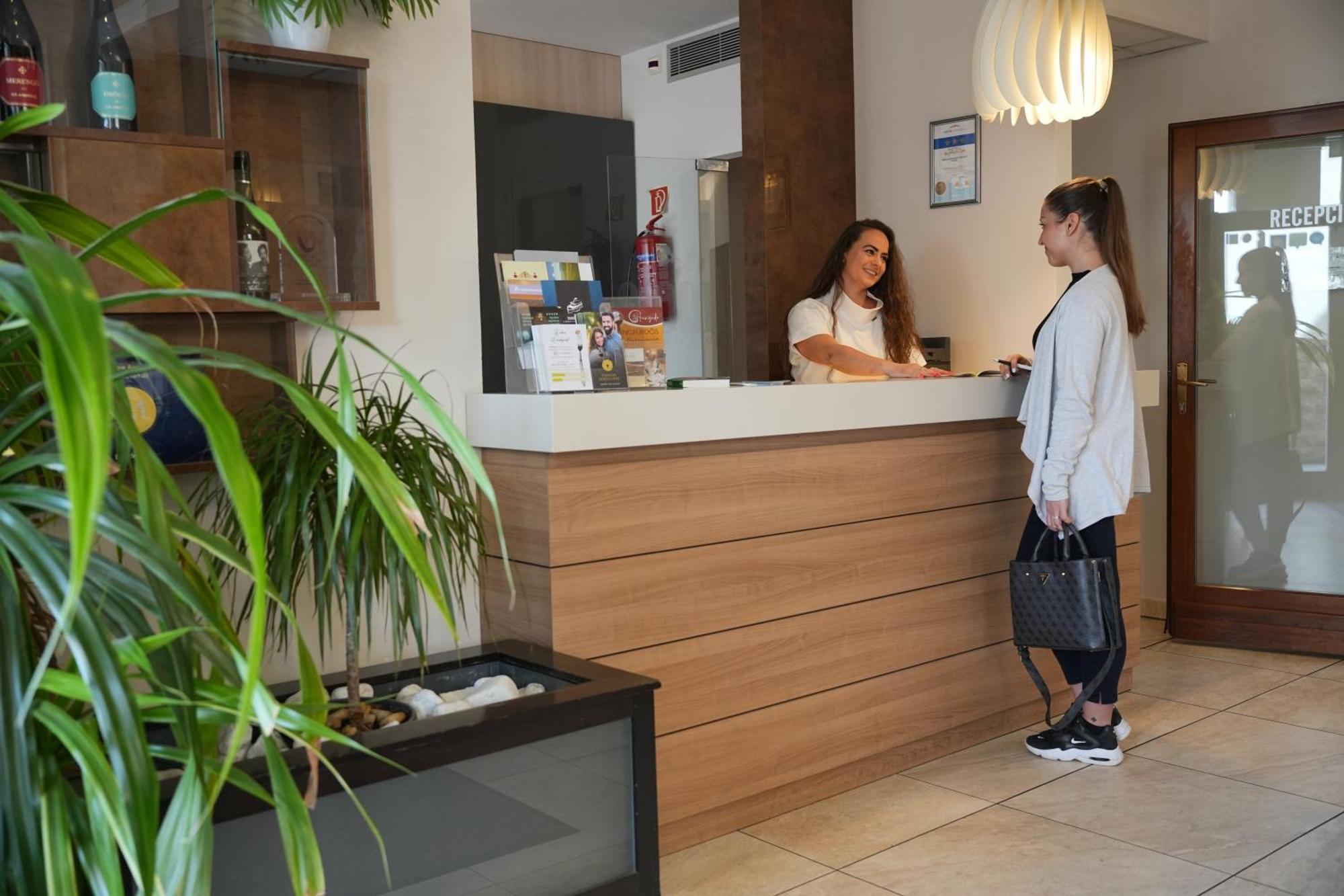 Imola Udvarhaz Dessert Hotel Eger Bagian luar foto