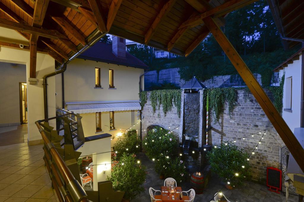 Imola Udvarhaz Dessert Hotel Eger Bagian luar foto